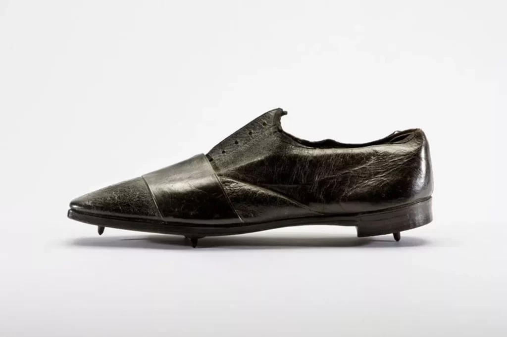 modello di scarpa sportiva chiodata prodotta da Dutton e Thorowgood in Inghilterra nel 1860